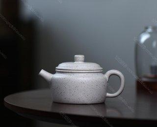 碧螺壺中香撲面，綠茶盞內味如春。