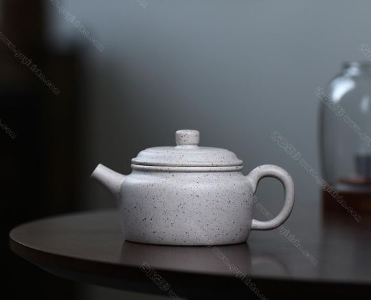 碧螺壺中香撲面，綠茶盞內味如春。